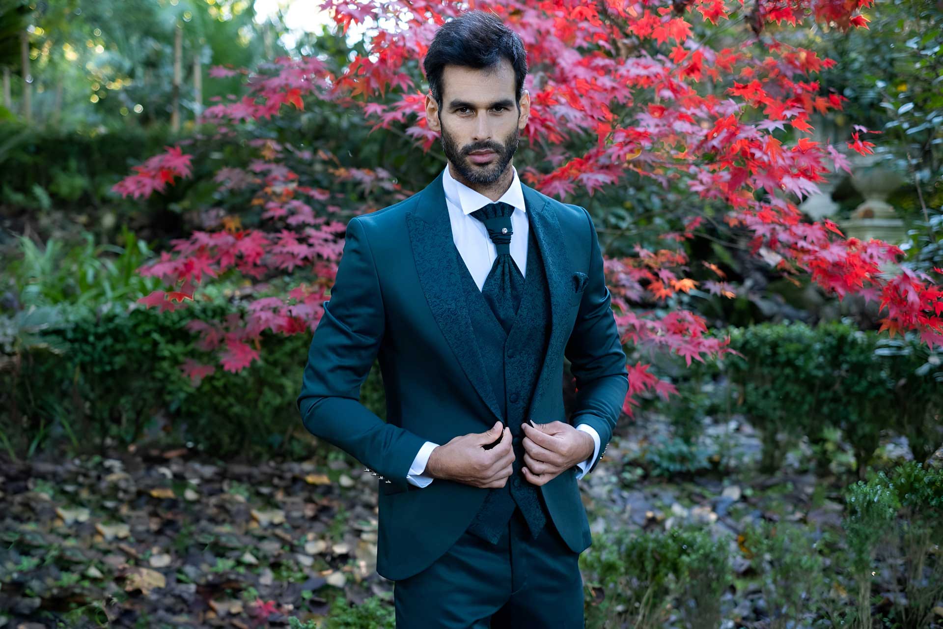 Trajes de novio en Vilagarcía con elegancia en cada detalle